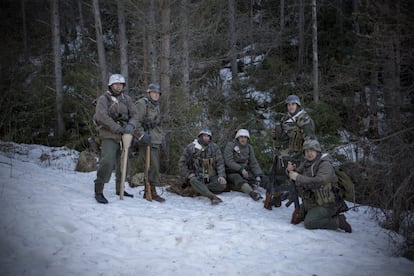 La patrulla de la asociación al completo.El soldado de la derecha lleva un lanzacohetes Panzerfaust.