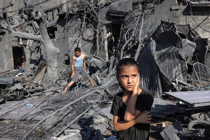 Unos niños en el exterior de un edificio dañado por los ataques israelíes este martes en Rafah, al sur de la franja de Gaza. 