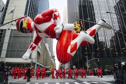 El globo de los Power Rangers durante el desfile del Día de Acción de Gracias en Nueva York.
