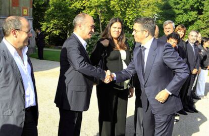 El lehendakari, Patxi López, saluda al diputado general de Guipúzcoa, Martín Garitano, en presencia del alcalde de San Sebastián, Juan Karlos Izagirre (primero por la izquierda); la presidenta de las Juntas Generales de la provincia, Lohitzune Txarola (en el centro), y los miembros del Consejo de Gobierno vasco, antes del acto oficial, hoy en San Sebastián, de inicio del curso político.