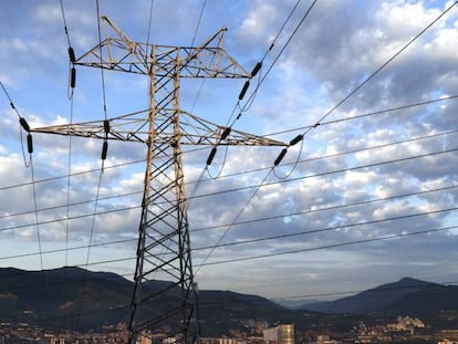 El precio de la luz sube este lunes a 91,20 euros/MWh, un 15% más que el domingo