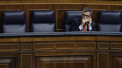 Félix Bolaños, ministro de Justicia, mantiene una conversación por su móvil durante el pleno de este jueves en el Congreso.