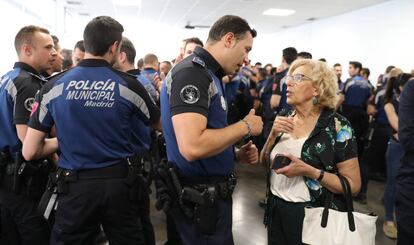 La alcaldesa Manuela Carmena conversaba el pasado martes con policías municipales de la 47ª promoción del cuerpo.