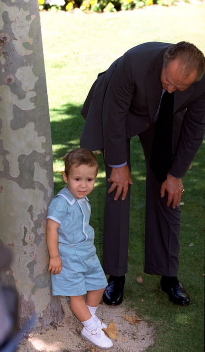 Imagen del rey Juan Carlos, junto a su primer nieto, Felipe Juan Froilán, en el jardín de la clínica Ruber Internacional, donde la infanta Elena dio a luz a su hija Victoria Federica.