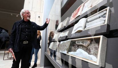 Miguel Ángel Blanco muestra sus libros-caja expuestos en la exposición 'Lapis specularis. La luz bajo tierra' del Museo Arqueológico Nacional.