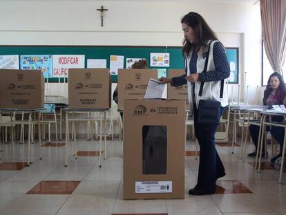 Una mujer vota en la consulta popular en Ecuador.