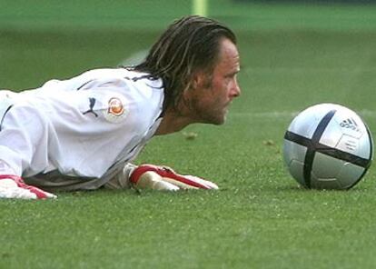 El portero suizo, Stiel, detiene el balón con la cabeza después de un error garrafal que a punto estuvo de costar un gol a su equipo.
