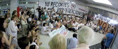 Protesta contra los recortes en el hall del hospital Ram&oacute;n y Cajal, la semana pasada.  
 