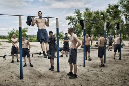 Unos jóvenes realizan ejercicios físicos en el campo de Vorónezh, ciudad que es centro neurálgico de la Rusia europea.
