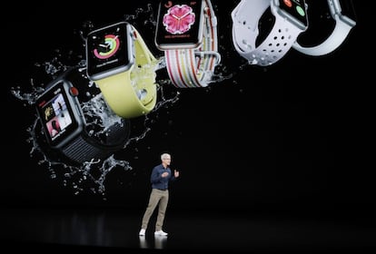 Tim Cook, consejero delegado de Apple, presenta los nuevos Apple Watch.