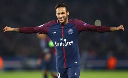 Neymar celebra el tercer gol del PSG tras un libre directo que estrelló en el palo y remachó Kurzawa.