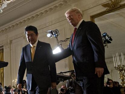 El presidente de EE UU, Donald Trump, y el primer ministro japonés, Shinzo Abe, el pasado 10 de febrero en la Casa Blanca.