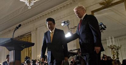 El presidente de EE UU, Donald Trump, y el primer ministro japonés, Shinzo Abe, el pasado 10 de febrero en la Casa Blanca.