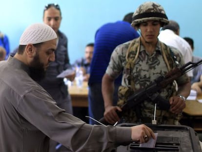 Un hombre deposita su voto en Al Sharqya.