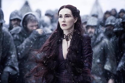 Melisandre

Sin pudor ni remordimientos innecesarios, la sacerdotisa roja hace uso de su cuerpo y de su sexualidad para ganar nuevos adeptos para adorar a su dios de la luz. El juego le funciona con Stannis Baratheon, con Gendry, el hijo bastardo de Robert Baratheon, y casi casi con Jon Nieve. Su juventud, suspendida por el poder de la magia de una gargantilla (que protagoniza uno de los grandes gazapos de la serie), evidencia una vez más que en Juego de tronos pocos se libran de arquetipos patriarcales.