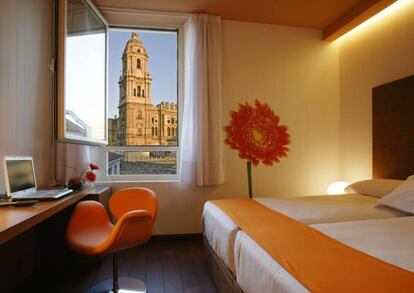 Una de las habitaciones del hotel malagueño con vistas a la catedral.