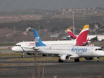 Aviones de Iberia y Air Europa en las pistas del Aeropuerto de Madrid-Barajas.