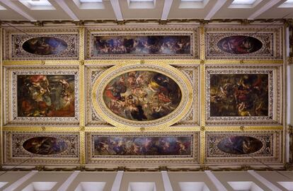 Detalle de los frescos pintados por Rubens en uno de los techos del Banquetting House en Londres.