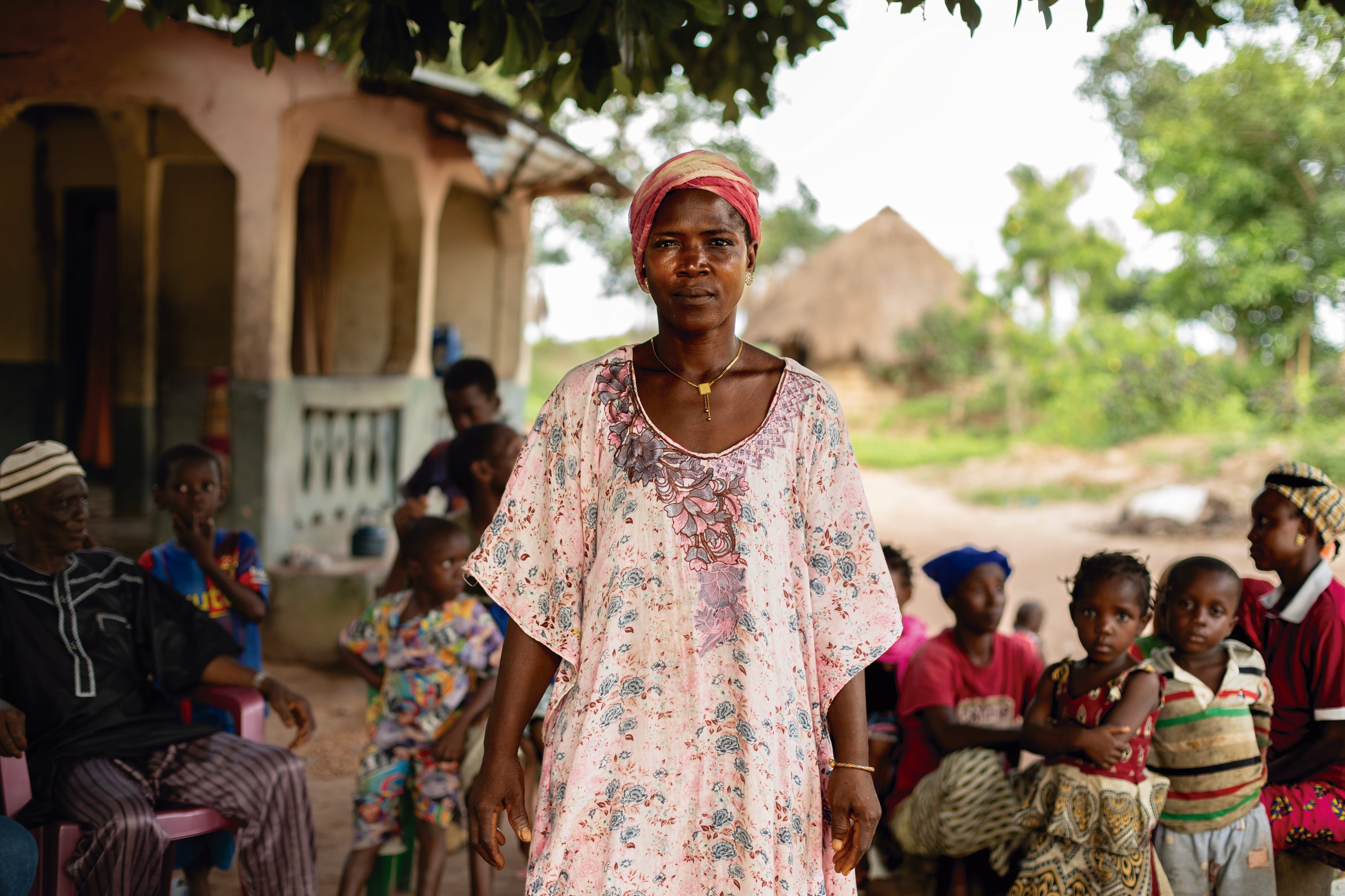Fatoumata posa en su pueblo Tougnifili, un área rural de Guinea, en 2023.