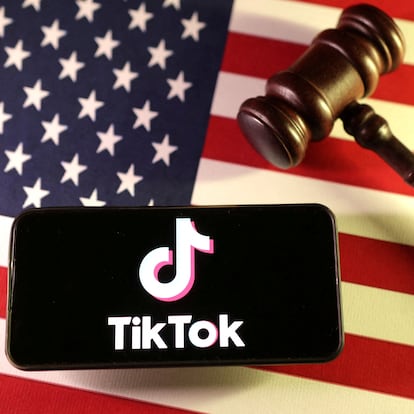 FILE PHOTO: U.S., Chinese flags, TikTok logo and gavel are seen in this illustration taken January 8, 2025. REUTERS/Dado Ruvic/Illustration/File Photo