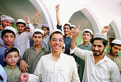 Un grupo de estudiantes de una escuela religiosa en Peshawar (Pakistán).