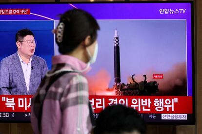 Una mujer mira en un televisor en la capital surcoreana, Seúl, la noticia sobre el lanzamiento de tres misiles por parte de Corea del Norte, este miércoles. 
