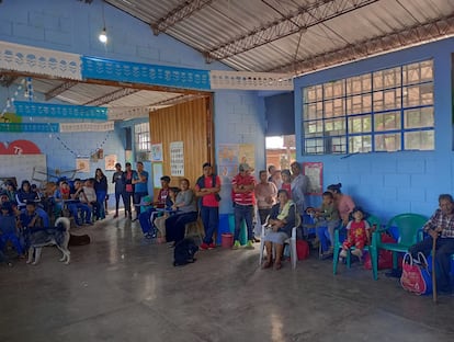 Mexicanos que cruzaron la frontera hacia Guatemala en busca de refugio después de huir de la violencia en el estado de Chiapas, se reúnen en una escuela en Cuilco, Guatemala.