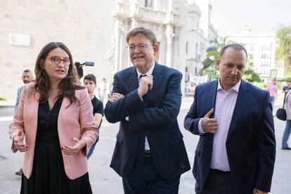 Mónica Oltra, Ximo Puig y Rubén Martínez Dalmau, ayer, en Burriana, antes del pleno del Consell.