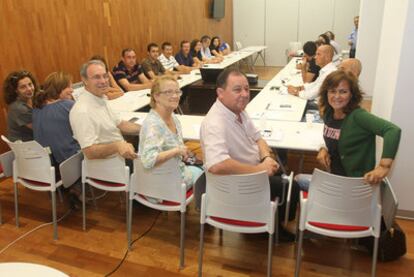 Calvo (derecha), en la reunión del lunes de la ejecutiva provincial socialista.