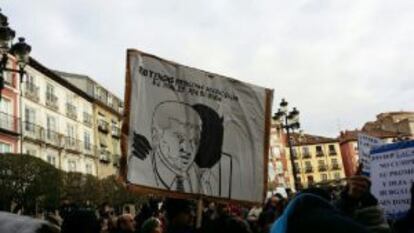 Vecinos de Burgos en la plaza Mayor, esperan la decisión del Pleno.