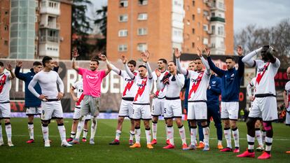 Los jugadores del Rayo saludan a su afición al final del partido contra el Sevilla, disputado el pasado domingo en Vallecas.