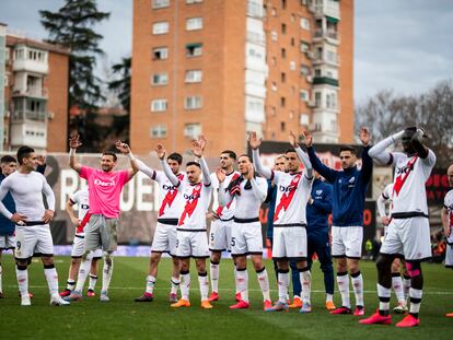 Los jugadores del Rayo saludan a su afición al final del partido contra el Sevilla, disputado el pasado domingo en Vallecas.