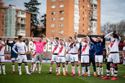 Los jugadores del Rayo saludan a su afición al final del partido contra el Sevilla, disputado el pasado domingo en Vallecas.