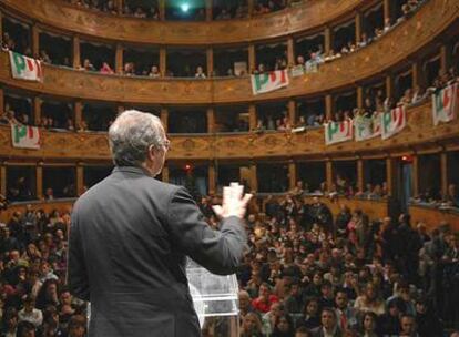 Walter Veltroni, durante el mitin celebrado ayer en el Teatro del Pavone, en Perugia.