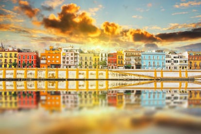 Vista de la calle Betis y el barrio sevillano de Triana, a orillas del río Guadalquivir.