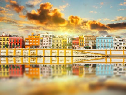 Vista de la calle Betis y el barrio sevillano de Triana, a orillas del r&iacute;o Guadalquivir. 