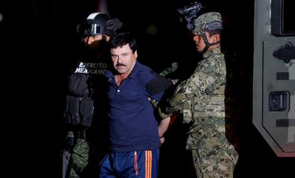 El Chapo Guzmán, escoltado por el Ejército tras su captura ayer.
