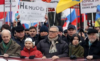 Marcha en memoria de Boris Nemtsov, este sábado en Moscú. En el centro, con bufanda gris, el ex primer ministro Mijaíl Kasyánov.