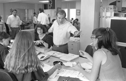 El periodista deportivo José María García, en junio de 1990 con parte de su equipo. 