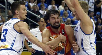 Sergio Llull penetra entre defensores islandeses. / j. c. Hidalgo (EFE)