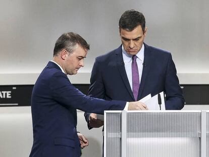 Iván Redondo, junto a Pedro Sánchez en un debate televisivo en 2019.