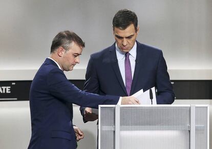 Iván Redondo, junto a Pedro Sánchez en un debate televisivo en 2019.