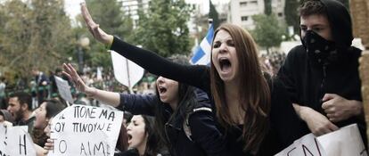 Estudiantes chipriotas protestan frente al palacio presidencial.