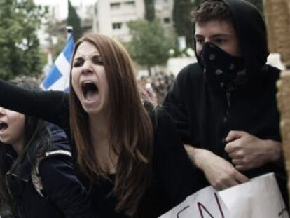 Estudiantes chipriotas protestan frente al palacio presidencial.