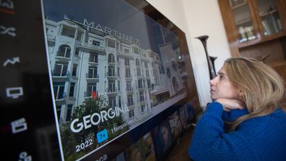 Una joven ve el televisor en su domicilio de Madrid.