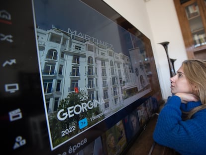 Una joven ve el televisor en su domicilio de Madrid.