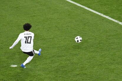 Mohamed Salah chuta desde el punto de penalti para marcar el primer gol de la selección egipcia.