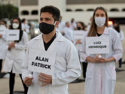 Un grupo de enfermeros homenajea en Brasilia a sus colegas muertos a causa de la covid-19.
