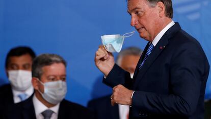El presidente Bolsonaro se quita la mascarilla en la toma de posesión del ministro Ciro Nogueira este miércoles en Brasilia.