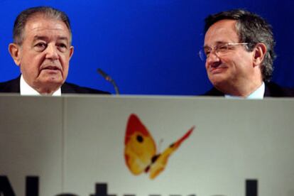 Salvador Gabarró (izquierda), junto al consejero delegado, Rafael Villaseca, durante la junta de Gas Natural.
